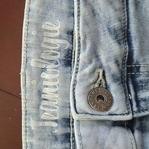 Light denim jeans that stretch and have dustressing